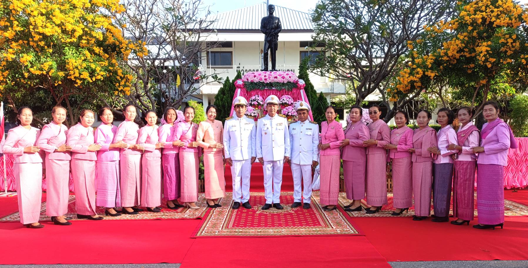 พช.นาดูน จังหวัดมหาสารคาม ร่วมพิธีวางพวงมาลาถวายราชสักการะพระบาทสมเด็จพระจุลจอมเกล้าเจ้าอยู่หัว เพื่อน้อมรำลึกในพระมหากรุณาธิคุณ เนื่องใน “วันปิยมหาราช”