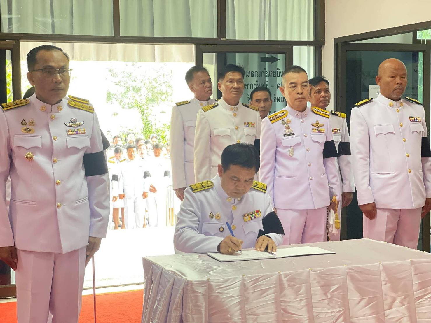 พช.นาดูน จังหวัดมหาสารคาม : ร่วมพิธีถวายน้ำสรงพระบรมศพ และพิธีลงนามถวายความอาลัยเบื้องหน้าพระฉายาลักษณ์สมเด็จพระนางเจ้าสิริกิติ์ พระบรมราชินีนาถ พระบรมราชชนนีพันปีหลวง