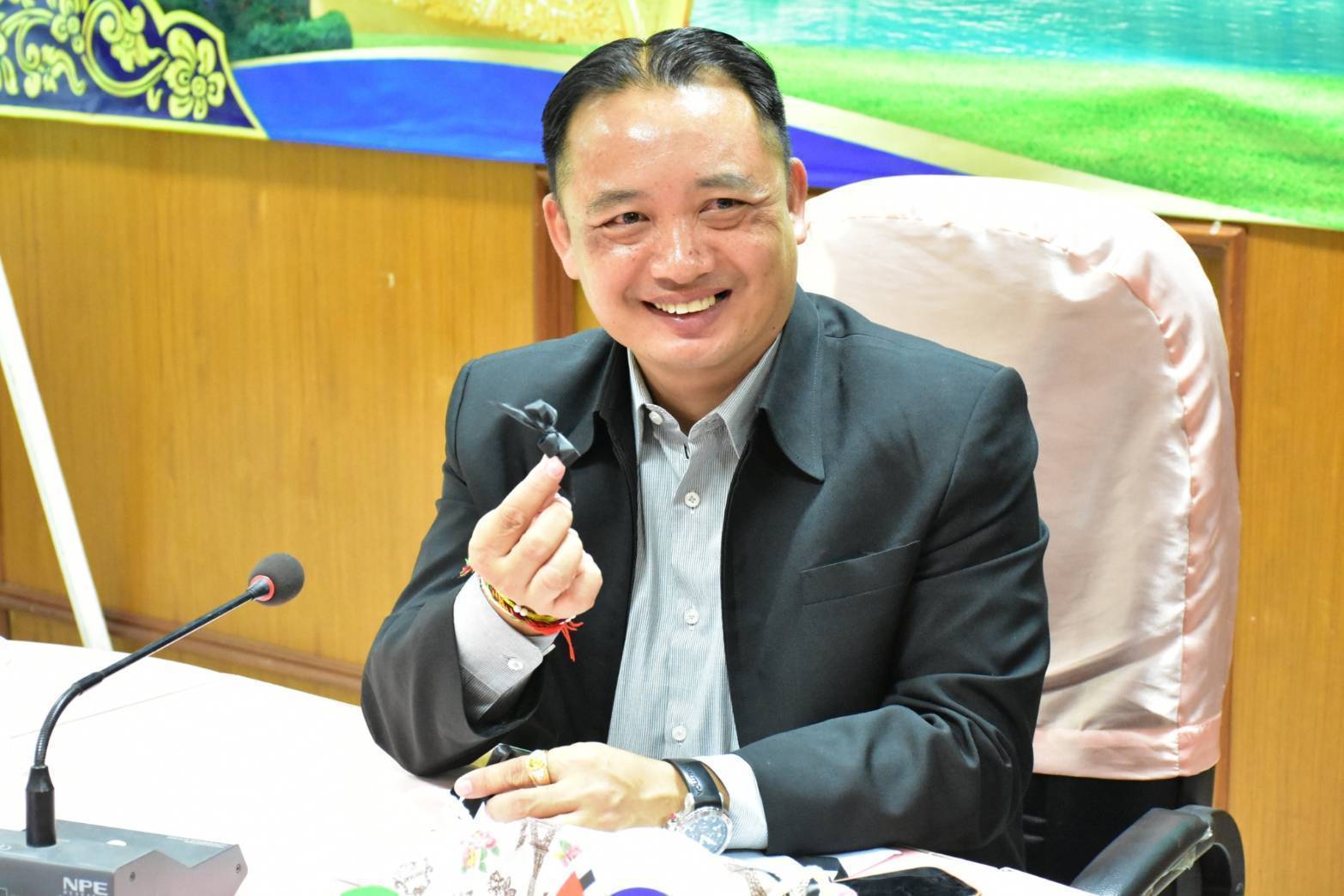 พช.นาดูน จังหวัดมหาสารคาม ร่วมกิจกรรมประดิษฐ์โบว์ริบบิ้นดำไว้อาลัย เพื่อถวายเป็นพระราชกุศล สมเด็จพระนางเจ้าสิริกิติ์ พระบรมราชินีนาถ พระบรมราชชนนีพันปีหลวง และแสดงความจงรักภักดี