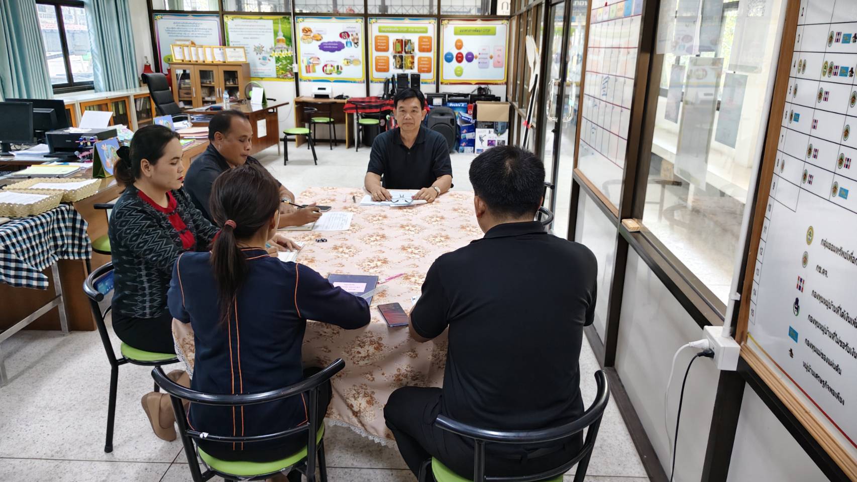 พช.นาดูน จังหวัดมหาสารคาม : ประชุมเจ้าหน้าที่สำนักงานพัฒนาชุมชน วางแผนขับเคลื่อนงานพัฒนาชุมชน ปี 2569