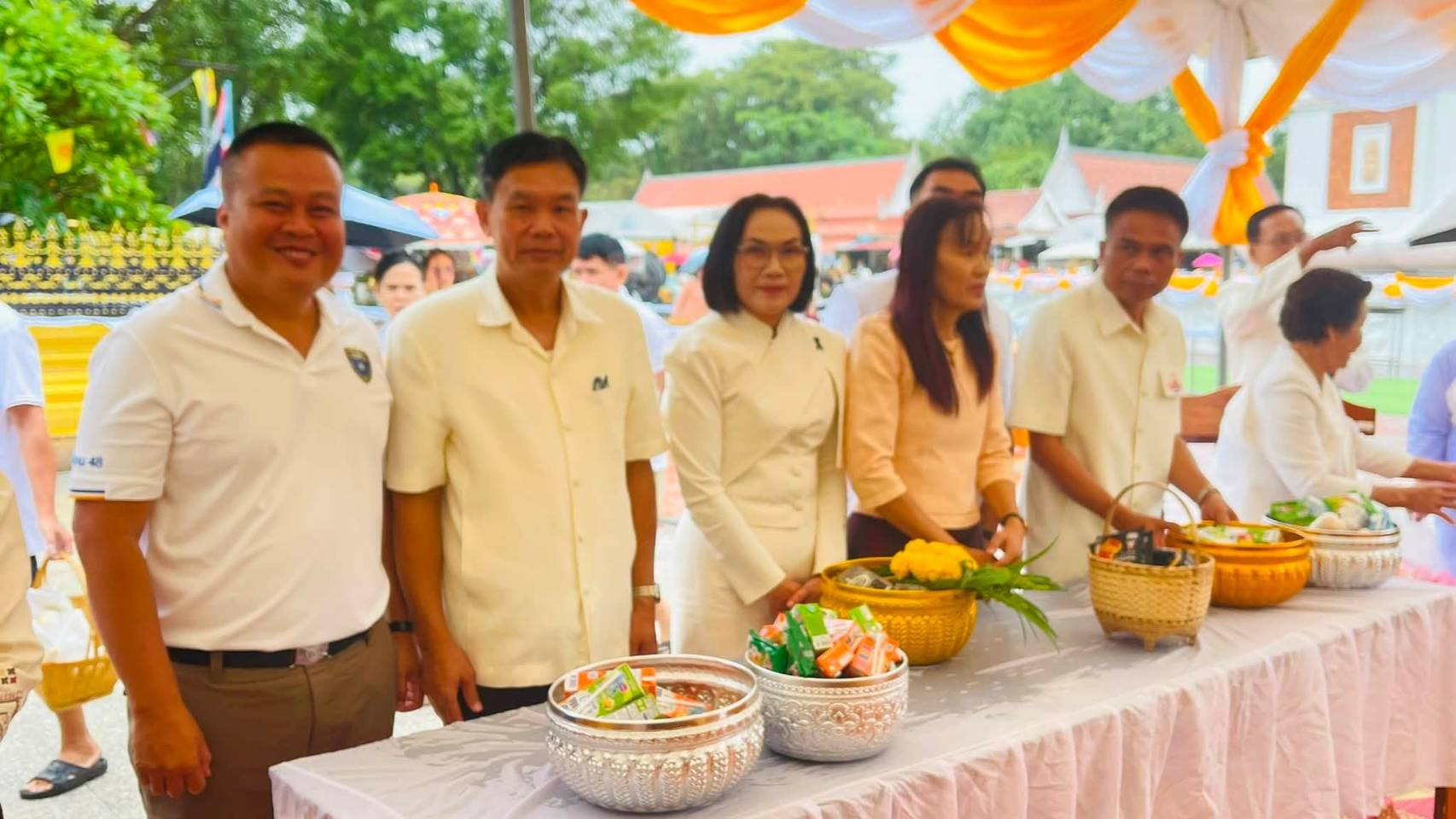 พช.นาดูน จังหวัดมหาสารคาม ร่วมพิธีทำบุญตักบาตร เนื่องในวันอาสาฬหบูชาและวันเข้าพรรษา